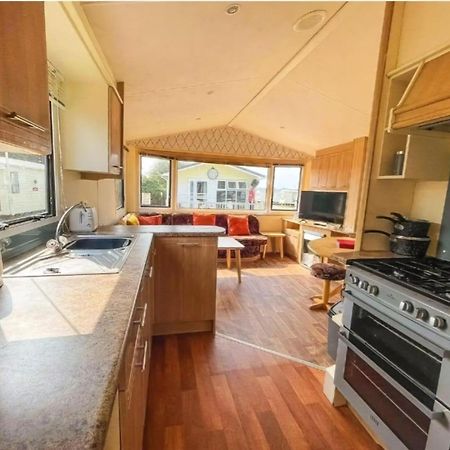 Homely 6 Berth Caravan At Steeple Bay In Essex Ref 36017D Southminster Exteriör bild