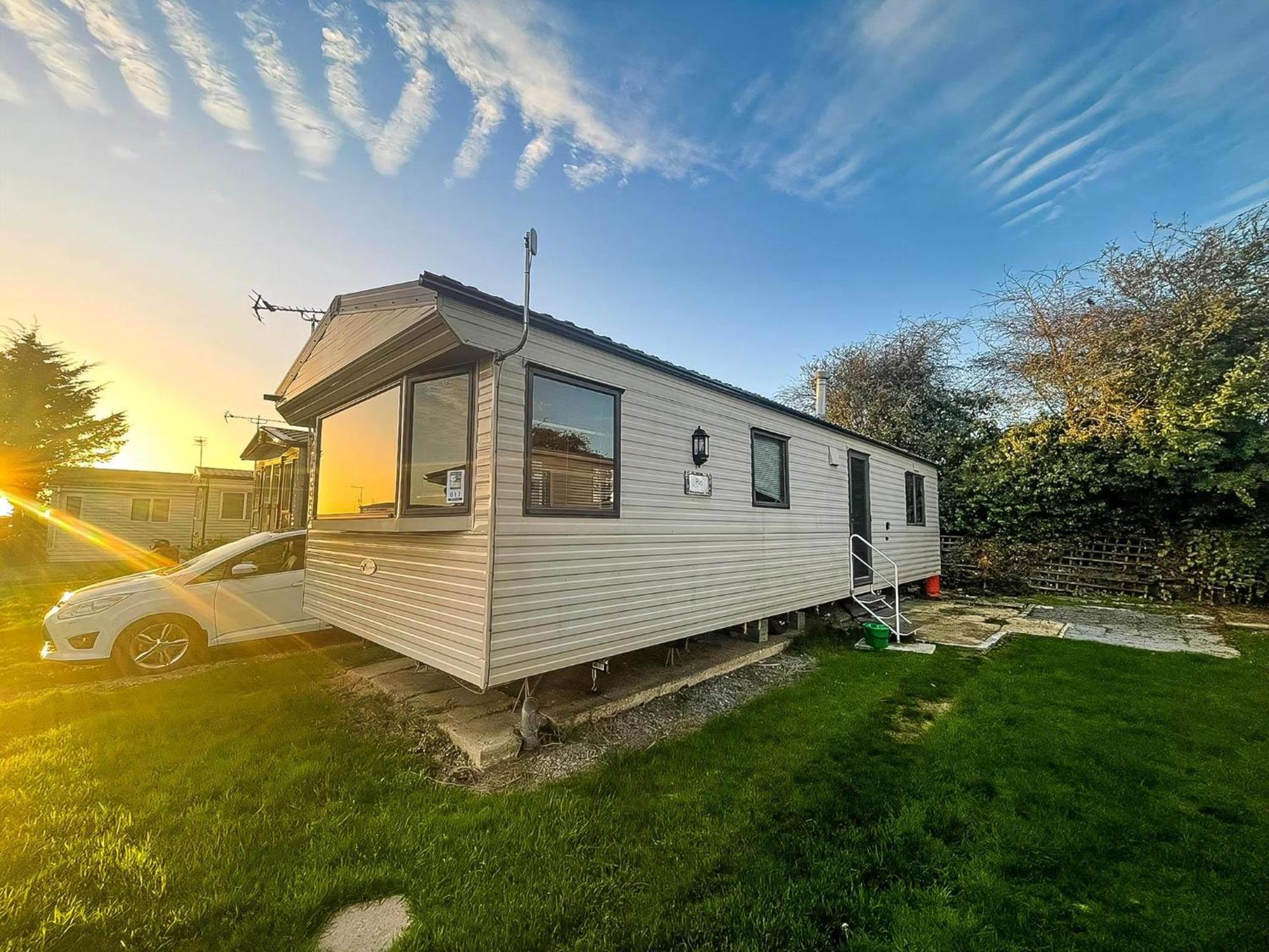 Homely 6 Berth Caravan At Steeple Bay In Essex Ref 36017D Southminster Exteriör bild