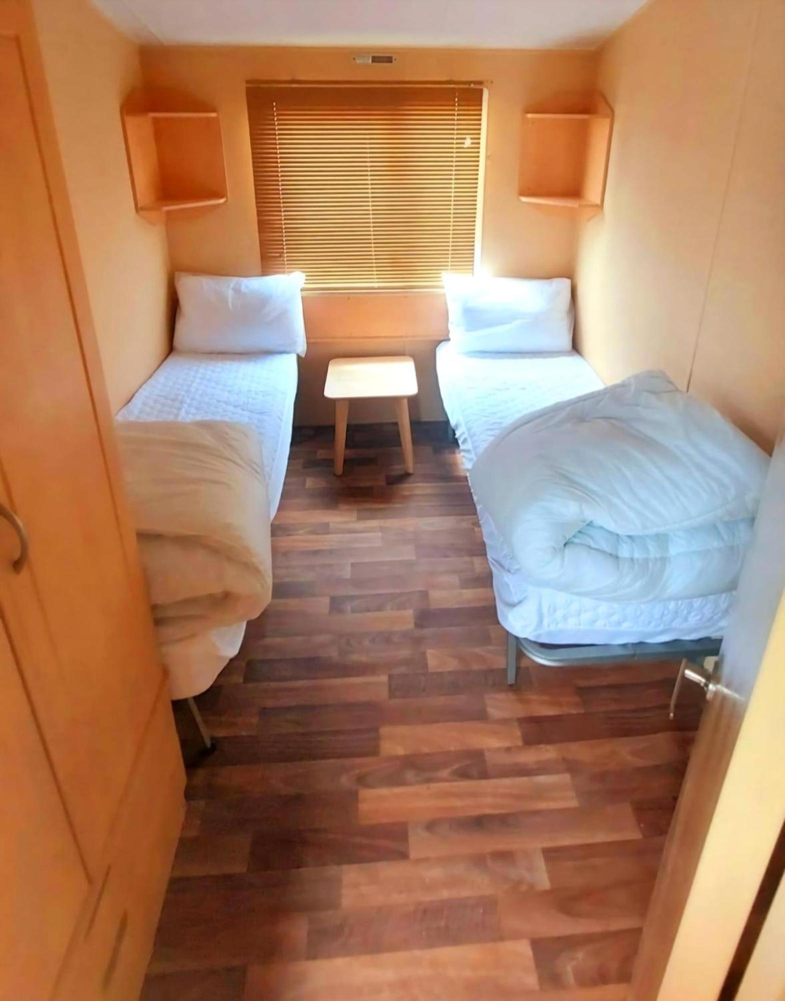 Homely 6 Berth Caravan At Steeple Bay In Essex Ref 36017D Southminster Exteriör bild