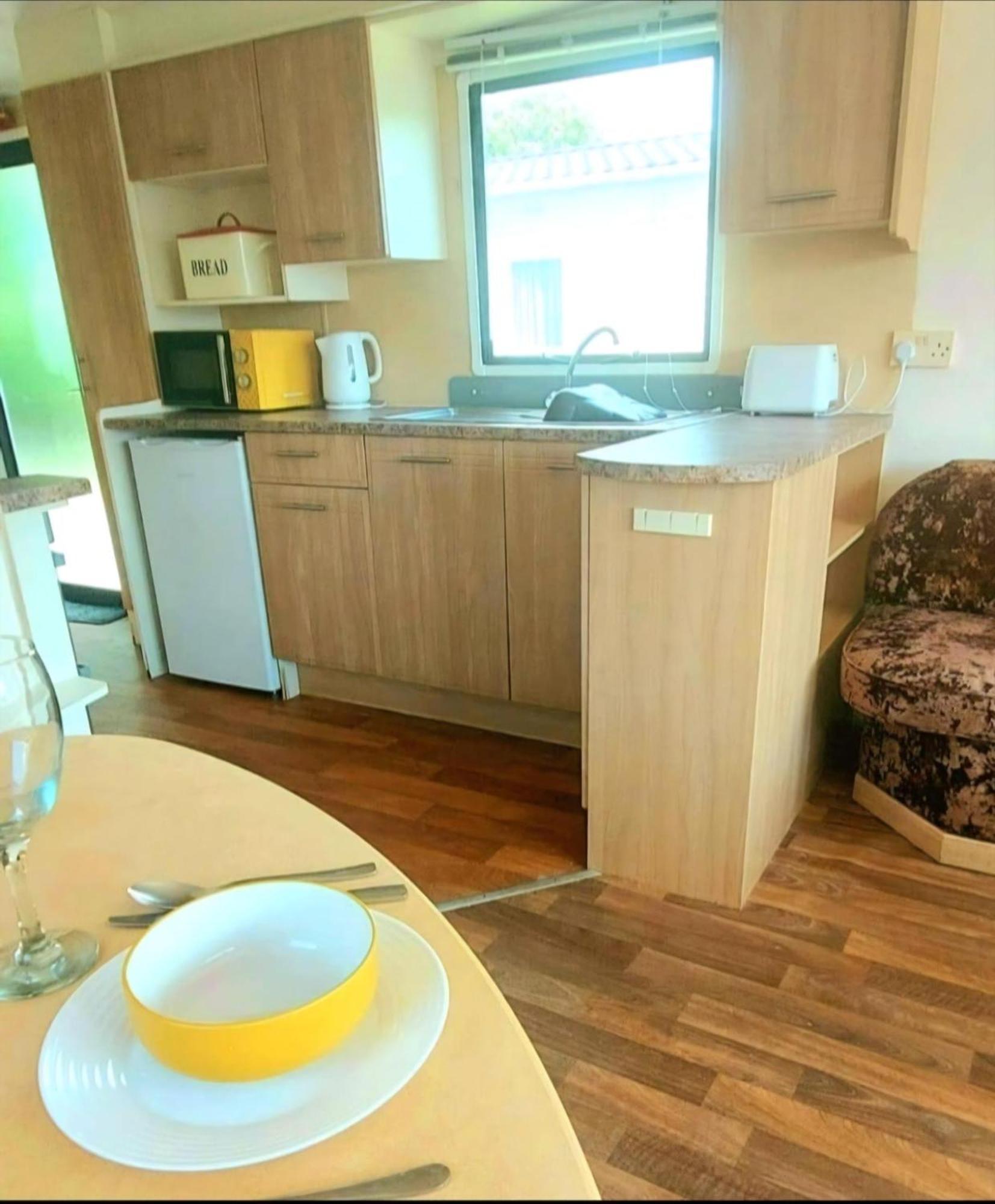 Homely 6 Berth Caravan At Steeple Bay In Essex Ref 36017D Southminster Exteriör bild